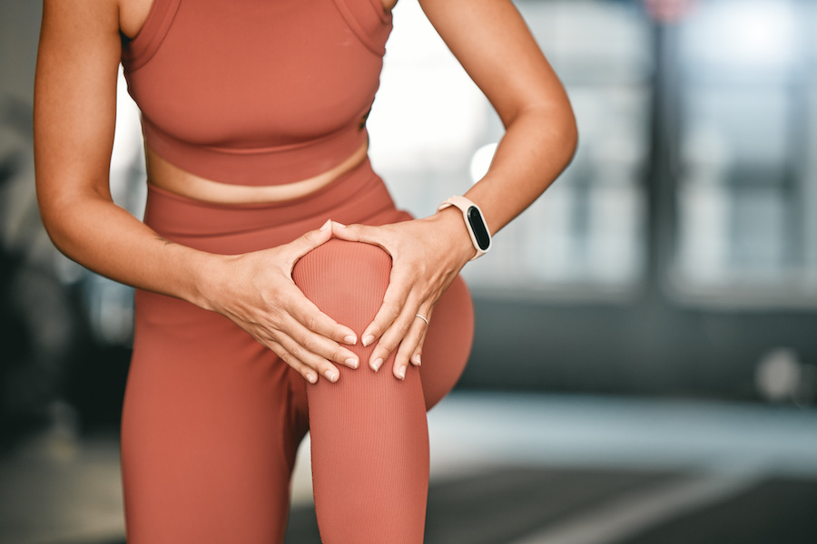 Pria setengah baya melakukan peregangan pagi di taman yang tenang